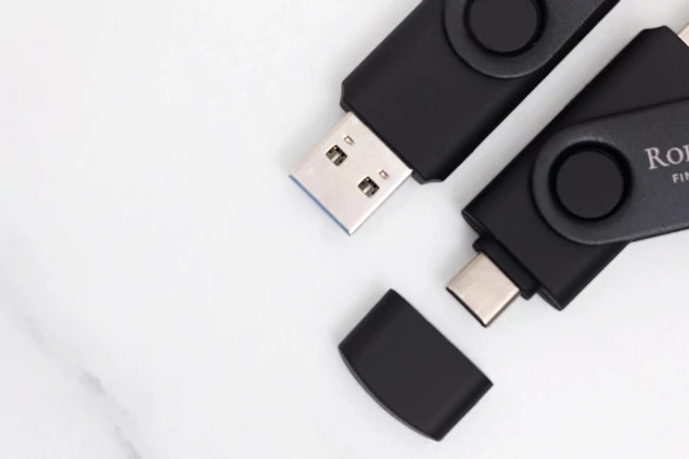 Black Tyndell Dual Swivel Flash Drive 3.0 USB and USB Type C 16GB